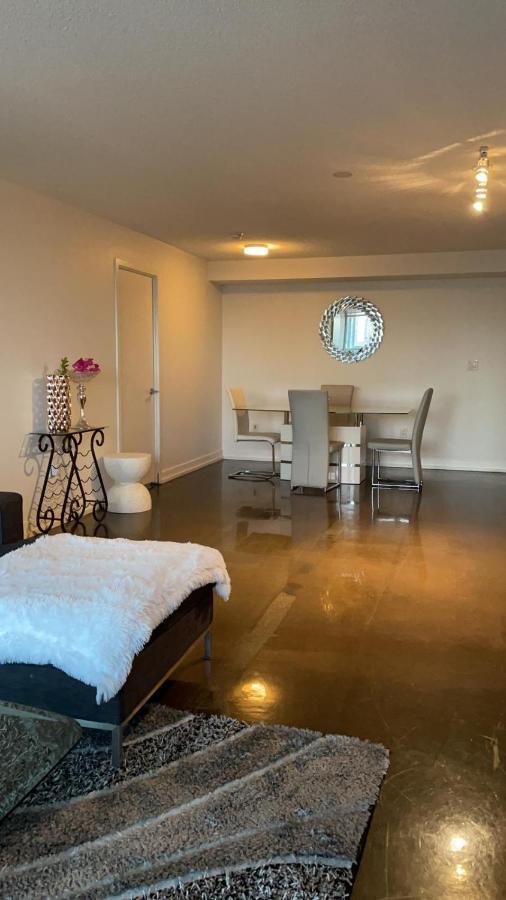 Toronto Downtown Luxurious Stylish 3 Bedroom 3 Bath 2 Balconies Near Rogers Centre Lakeview Condo Buitenkant foto